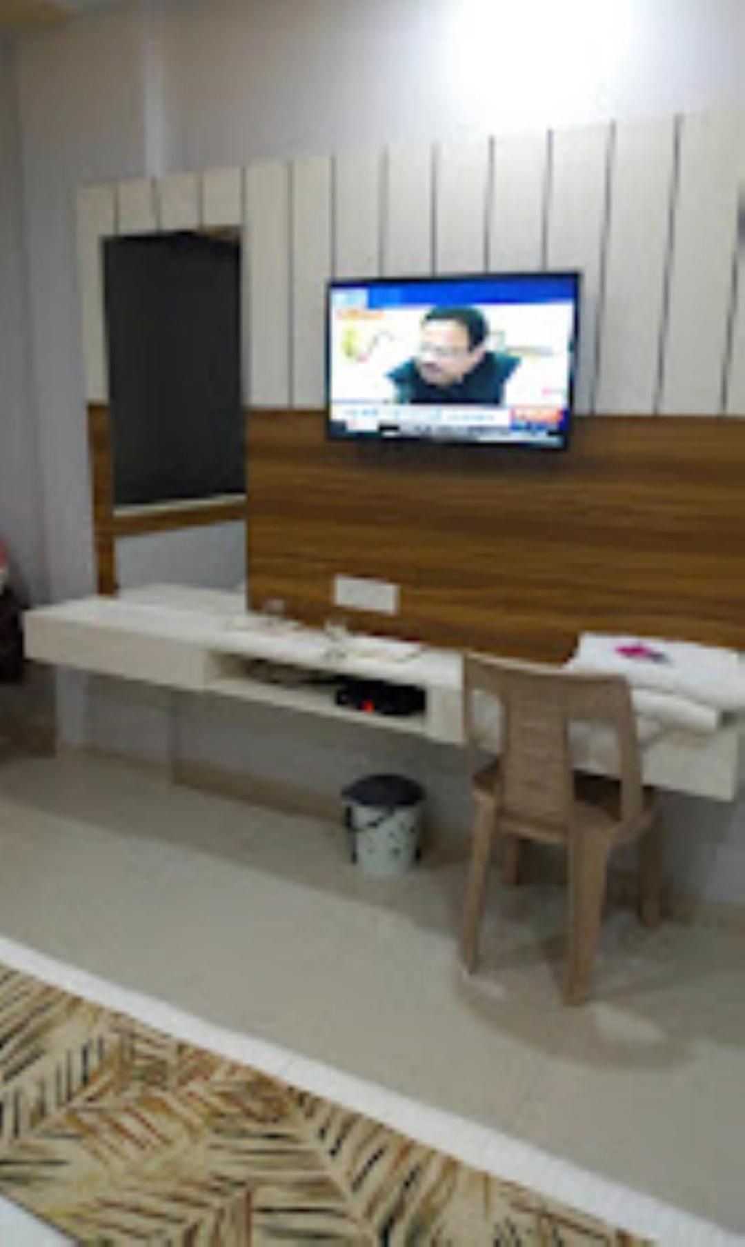 Hotel Krish , โสมนัส ภายนอก รูปภาพ