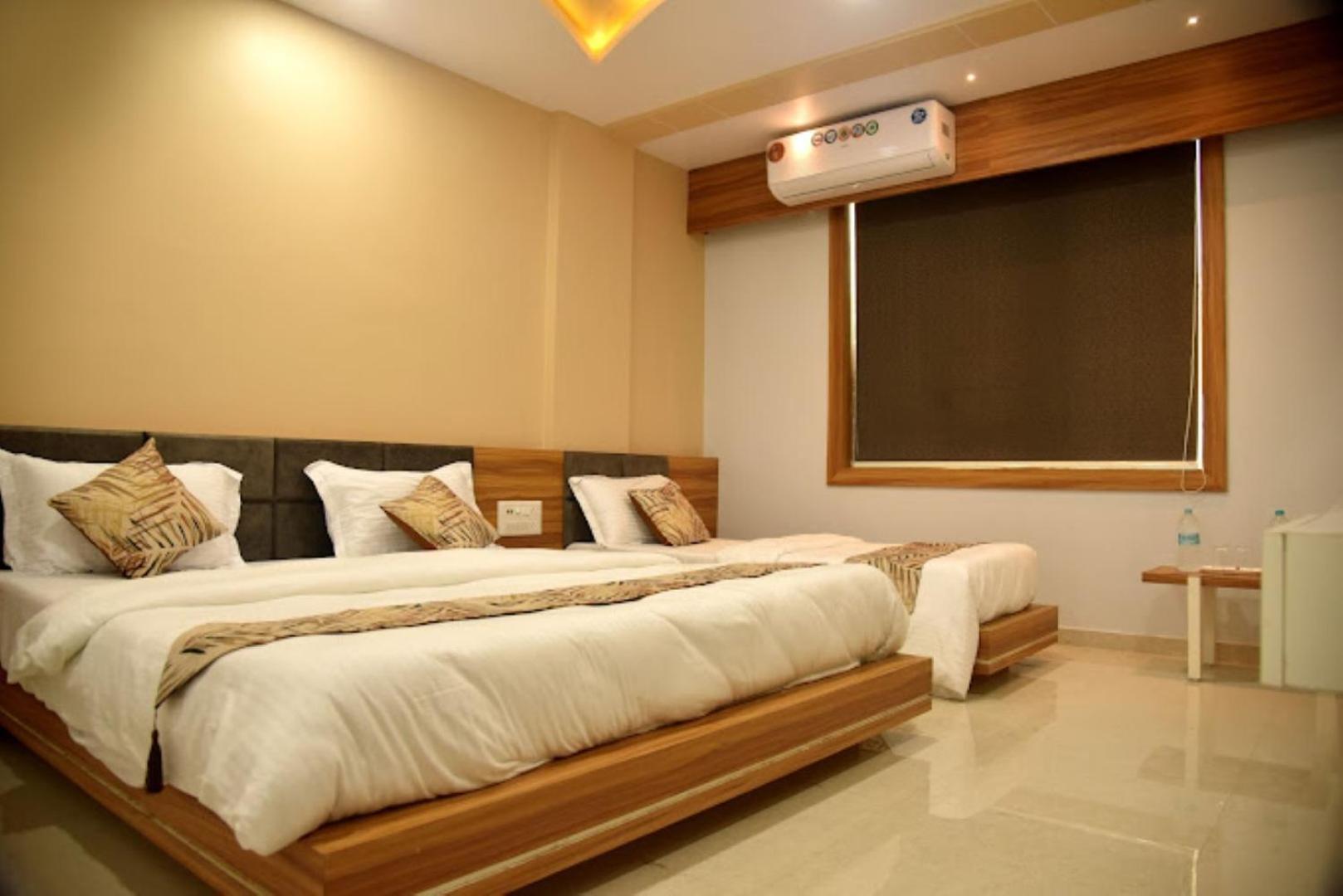 Hotel Krish , โสมนัส ภายนอก รูปภาพ